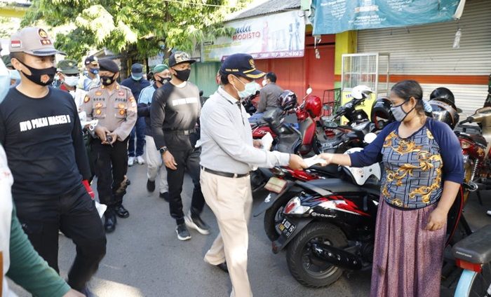 ​Gandeng Komunitas Sepeda, Bupati Tuban Bagikan 1.000 Masker di Pasar Pramuka