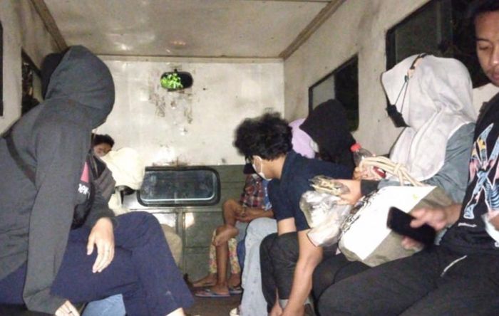 Razia Tiga Hotel di Wilayah Gubeng saat Hari Valentine, 19 Orang Diciduk