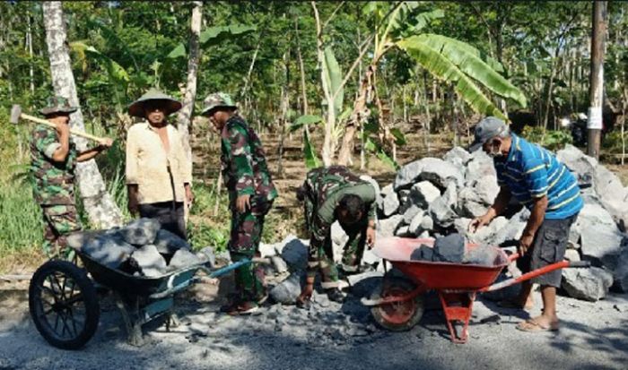 ​Pengecoran Jalan TMMD Terus Dikebut Satgas TNI dan Warga Kedungsalam