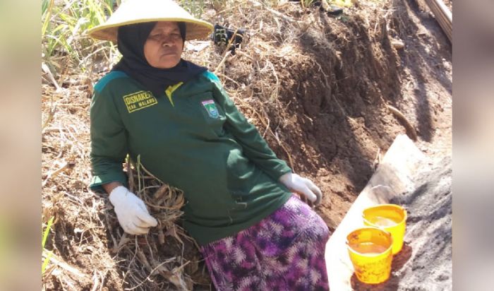 Ibu-Ibu Kedungsalam Semangat Bantu Satgas TMMD