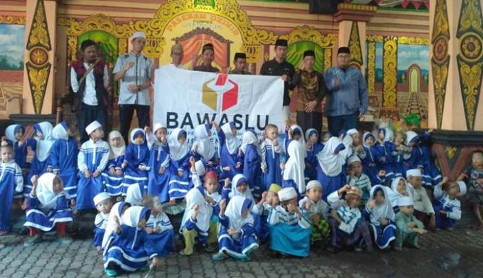 Bawaslu Sidoarjo Berbagi dengan Anak Terlantar di Ponpes Millinium