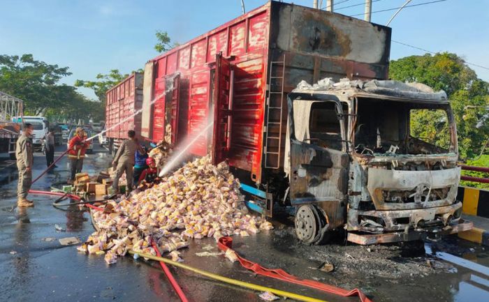 Truk Box Muat Ribuan Mie Instan Terbakar Hebat di Tuban