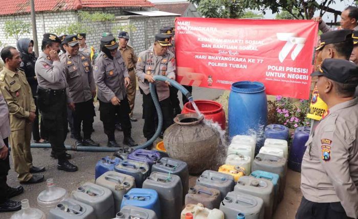 Sambut Hari Bhayangkara ke-77, Polres Tuban Bagikan Air Bersih untuk Warga