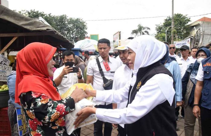 Gandeng Bulog, Gubernur Khofifah Salurkan Cadangan Pangan untuk Masyarakat