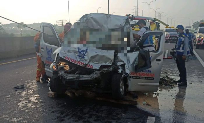 Sopir ​Diduga Mengantuk, GranMax Tabrak Dump Truck di Sidoarjo, Tiga Luka-Luka