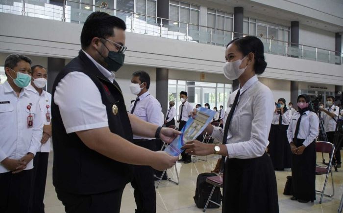 Serahkan SK PPPK, Bupati Kediri Ajak Doakan Guru Honorer Lain Segera Menyusul