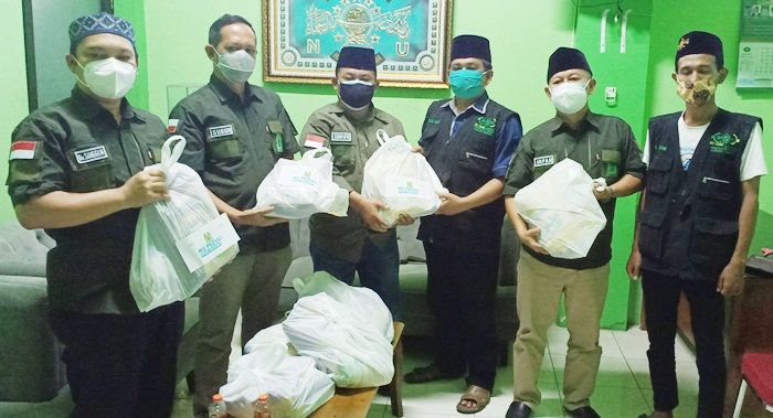 IWNU Gresik Serahkan 400 Paket Kebutuhan Pokok ke LAZISNU Untuk Warga Terdampak Covid-19