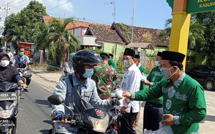 Imbau Warga Tetap Patuhi Prokes, KUA dan Penyuluh Agama Paciran Bagi Masker dan Vitamin