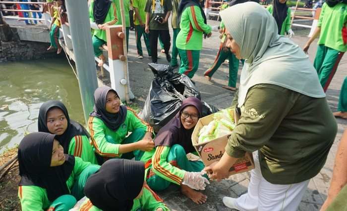 Peduli Lingkungan, Caleg Asal Taman Sidoarjo Ajak Siswa Bersih-Bersih Sungai