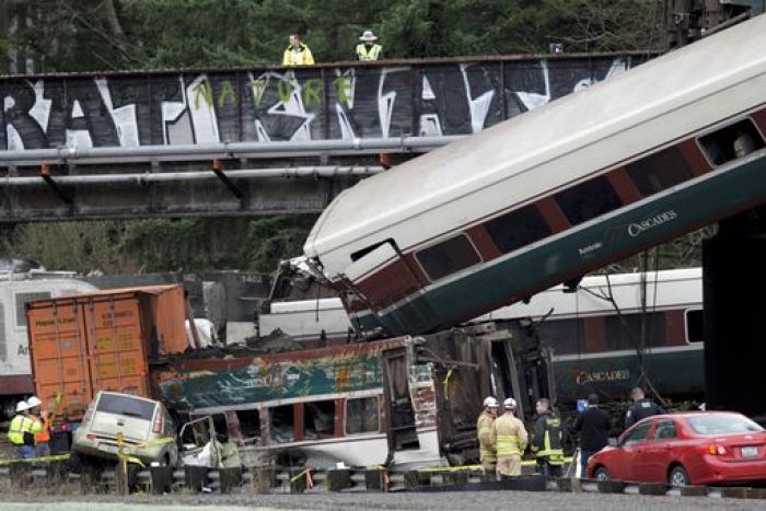 Terlalu Kencang, Kereta Api di Washington Nyungsep, 6 Tewas