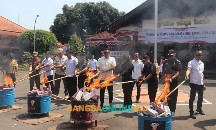 Bupati Ikfina dan Pj Ali Kuncoro Hadiri Pemusnahan Rokok Ilegal dan Miras Senilai 14,5M