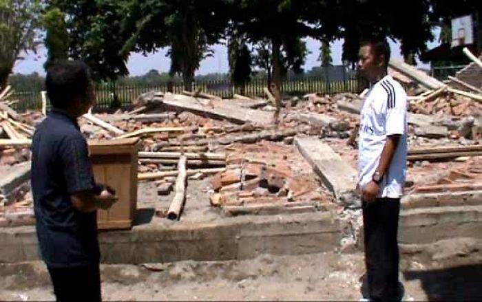 Gedung Olahraga SMPN 2 Prambon Nganjuk Roboh Dihantam Puting Beliung