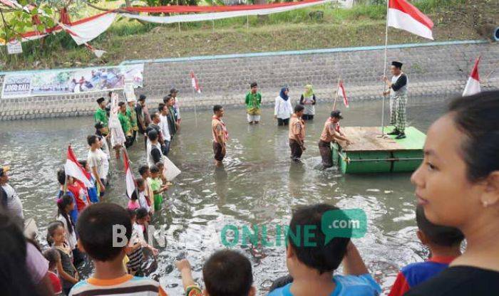 Santri Jogo Kali Jombang Peringati HUT RI dengan Cara Upacara di Sungai