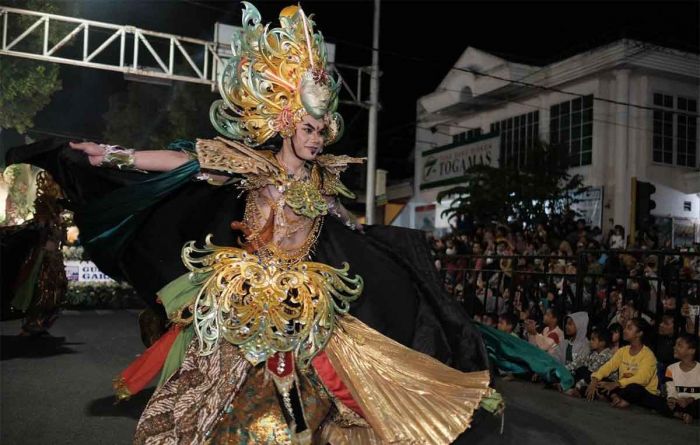 Kontingen Gudang Garam Tebarkan Cahaya Bunga Matahari di Kediri Night Carnival