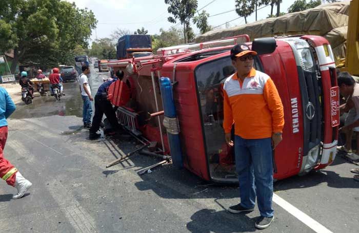 Hendak Padamkan Api, Mobil Damkar Pemkab Tuban Terguling di Semanding