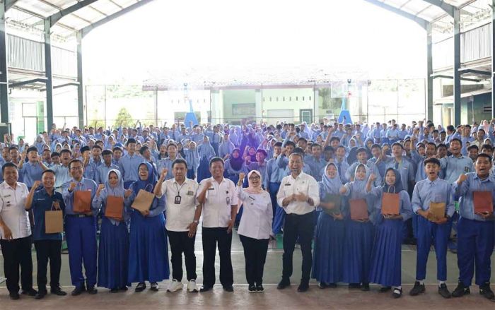 Kominfo Goes To School Hadir di SMAN 1 Srengat, Bupati Blitar: Manfaatkan Medsos yang Baik dan Bijak