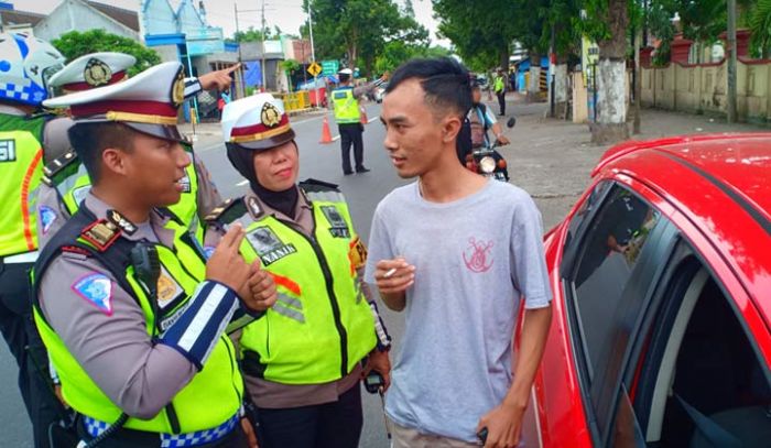 Polisi Sosialisasikan Larangan Merokok Sambil Berkendara