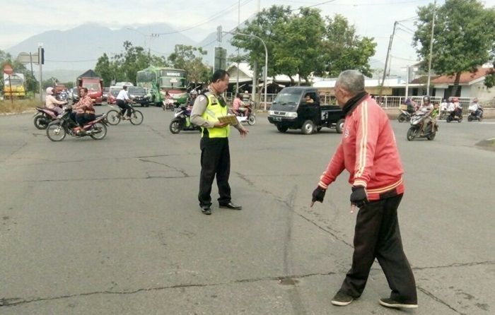 Dump Truk Tabrak Sepeda Angin Hingga Terseret di Aspal