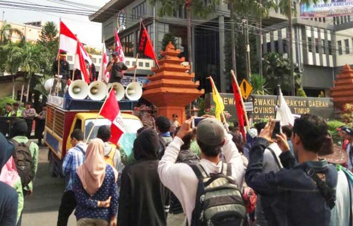 Aliansi Mahasiswa Surabaya Protes Mahalnya Pendidikan, Kecewa hanya Ditemui Pegawai Sekretariat 