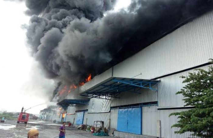 PT. Blue Shark Maspion Manyar Terbakar, Para Buruh Panik dan Keluar Selamatkan Diri