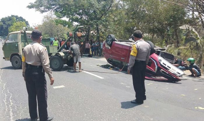 Diduga Sopir Mengantuk, XPander di Ngawi Tabrak Truk Hingga Terbalik