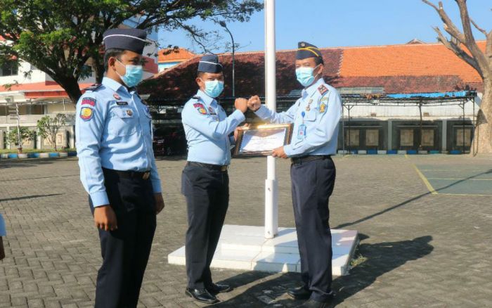 Gagalkan Penyelundupan Sabu, Dua Petugas Lapas Pemuda Madiun Diganjar Penghargaan