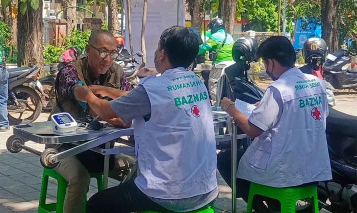 Baznas Sidoarjo Gelar Makan Siang dan Pemeriksaan Kesehatan Gratis di Alun-Alun