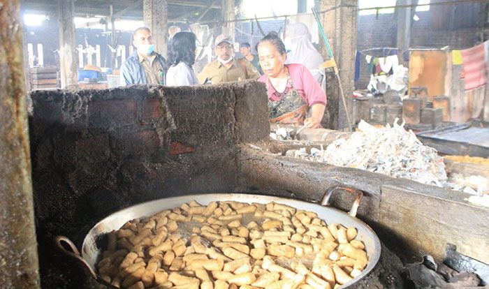 Gunakan Sampah Plastik Sebagai Bahan Bakar, Petugas Datangi Dua Pabrik Tahu di Tropodo