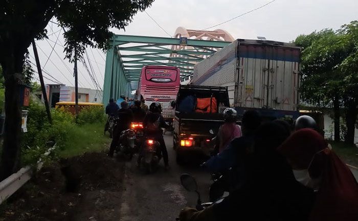 Jembatan di Lamongan Ambles, Satlantas Polres Gresik Alihkan Arus Lalin