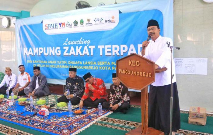 Launching Kampung Zakat, Gus Ipul Beri Santunan untuk Anak Yatim hingga Marbot Masjid