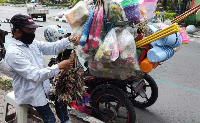 Tak Menyerah Meski Ada Keterbatasan Fisik, Kasiyanto Semangat Jajakan Dagangannya Hingga Luar Kota