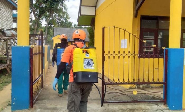 Mahasiswa Unair Bersama FRPB Pamekasan Lakukan Penyemprotan Disinfektan di Desa Pamaroh