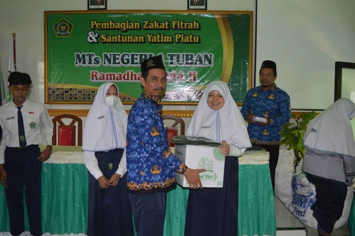 ​Jelang Akhir Ramadhan, MTs Negeri 1 Tuban Salurkan 713 Zakat Fitrah, Bingkisan dan Tas Sekolah