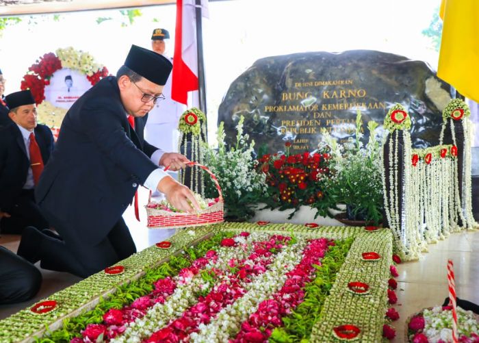 Jelang Hari Jadi Provinsi Jatim, Pj Gubernur Adhy Ziarah dan Tabur Bunga di Makam Proklamator RI