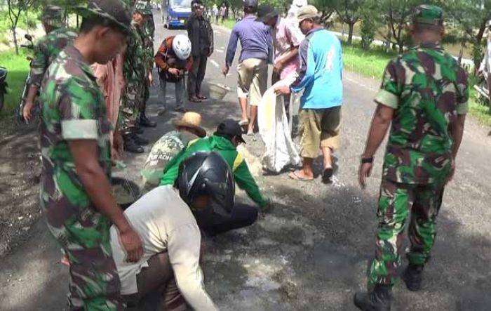 Sindir Pemerintah, Warga Perbaiki Sendiri Jalan Rusak Poros Nasional di Sumenep