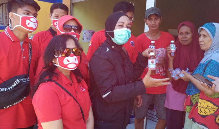 Sarinah dan BMI Gresik Gencar Bagikan Wedang Pokak untuk Tangkal COVID-19