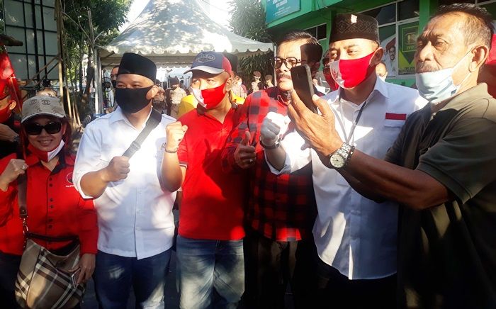 ​Relawan Gus Eri Antar Eri Cahyadi-Armuji Daftar ke KPU Surabaya