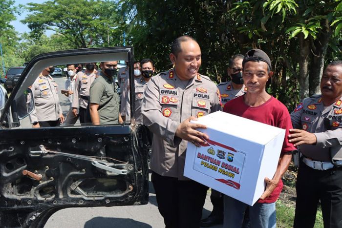 Tak Hanya Lansia, Kapolres Ngawi Juga Bagikan Sembako kepada Sopir