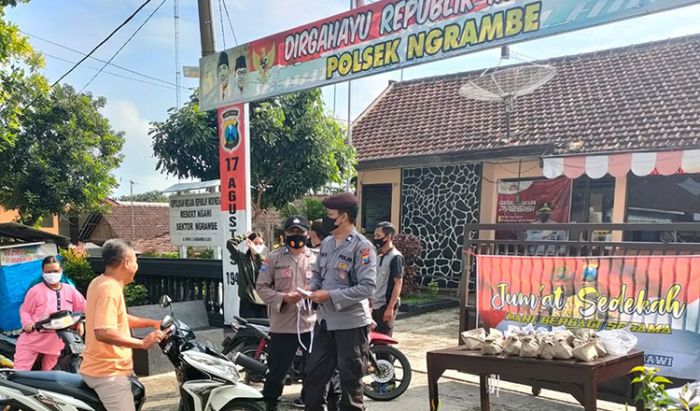 Tanamkan Kepedulian, Kapolsek Ngrambe Ngawi Ajak Jajaran Gemar Sedekah