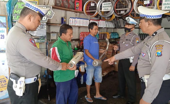 Sosialisasi Larangan Knalpot Brong, Satlantas Polres Kediri Kota Datangi Rumah Secara Door to Door