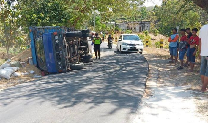 Melebihi Tonase, Truk Bermuatan Sekam di Tuban Terguling