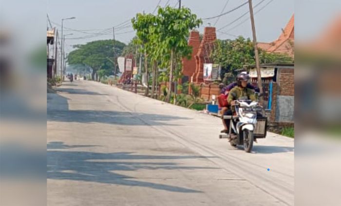 Antusias Warga Mojoanyar Menyambut Jalan yang Sudah Mulus