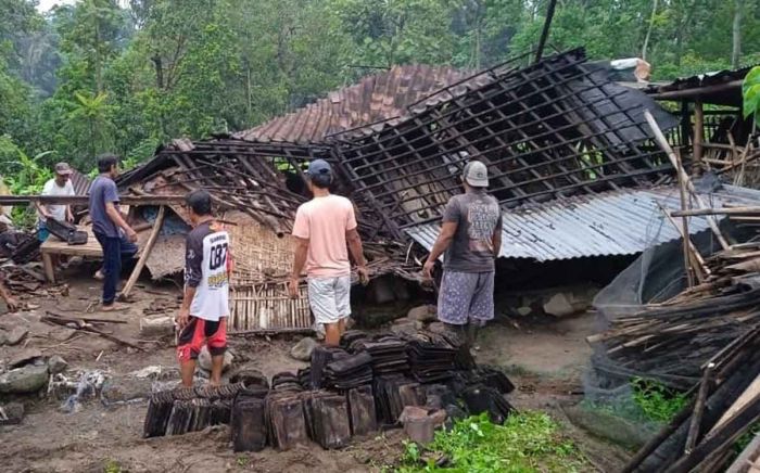 Hujan Deras, Rumah Warga Besowo Kediri Roboh