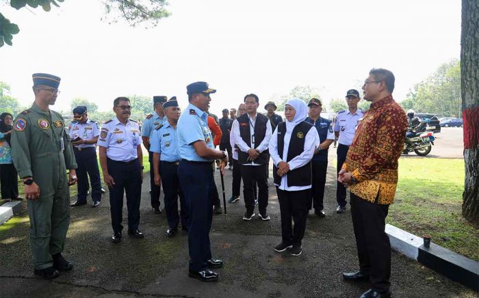 Hijaukan Kawasan Arjuno-Welirang, Gubernur Khofifah dan TNI AU Tebar 1.544,4 Kg Benih Tanaman