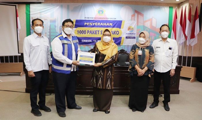 Bantu Masyarakat Sekitar Koridor Jalan Tol, PT JSM Serahkan 1.000 Paket Sembako ke Pemkab Gresik