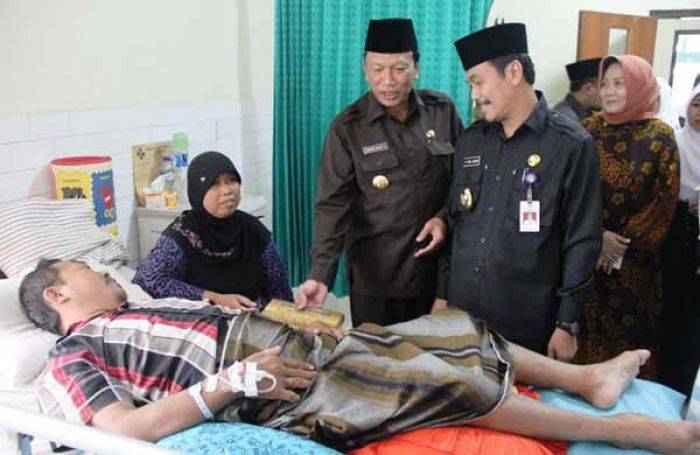 Bupati Gresik Datangi RSUD Ibnu Sina, Sambangi Pasien tak Mampu