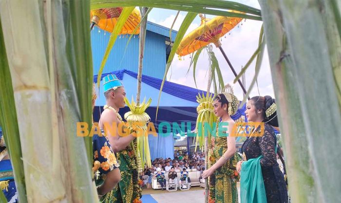 Tradisi Manten Tebu Tandai Musim Giling Pabrik Gula di Blitar