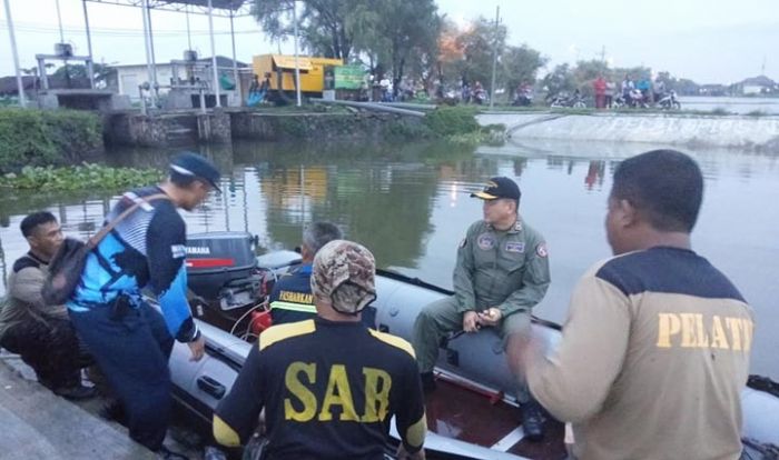 Pesawat Latih Mendarat Darurat di Areal Tambak