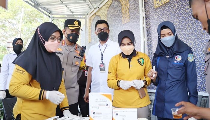 Beri Rasa Aman dan Nyaman Penumpang, Satresnarkoba Polresta Sidoarjo Gelar Tes Urine Sopir Bus Acak