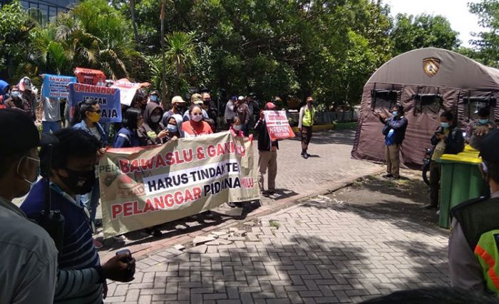 ​Puluhan Massa Ngeluruk Bawaslu Surabaya, Tuntut Transparansi Aduan Penanganan Pelanggaran Pemilu